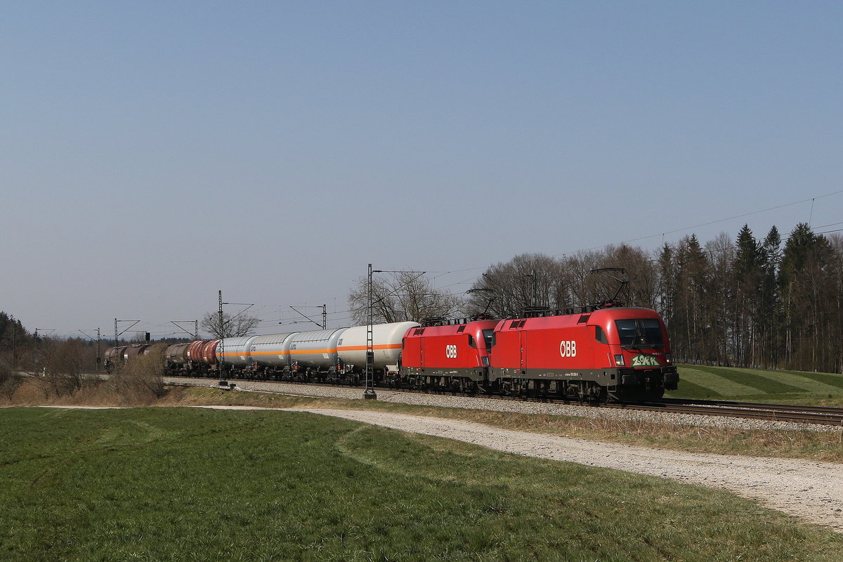 1016 006 und 1116 161 mit einem kurzen Kesselwagenzug aus Mnchen kommend am 28. Mrz 2020 bei Grabensttt im Chiemgau.