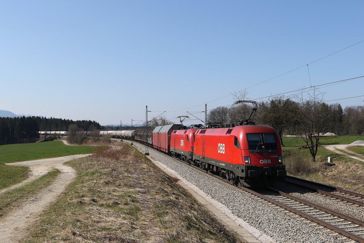 1016 009 und 1116 xxx waren am 19. Mrz 2020 bei Grabensttt im Chiemgau mit einem langen Mischer in Richtung Salzburg unterwegs.