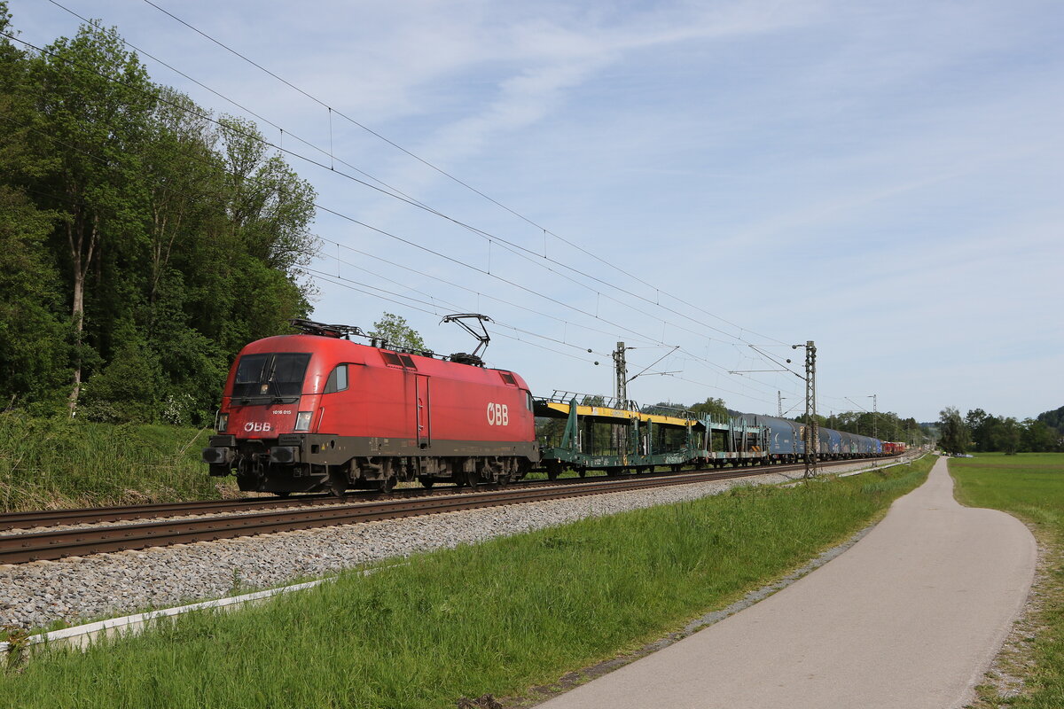 1016 015 mit einem gemischten Gterzug auf dem Weg nach Salzburg. Aufgenommen am 15. Mai 2024 bei Weisham im Chiemgau.