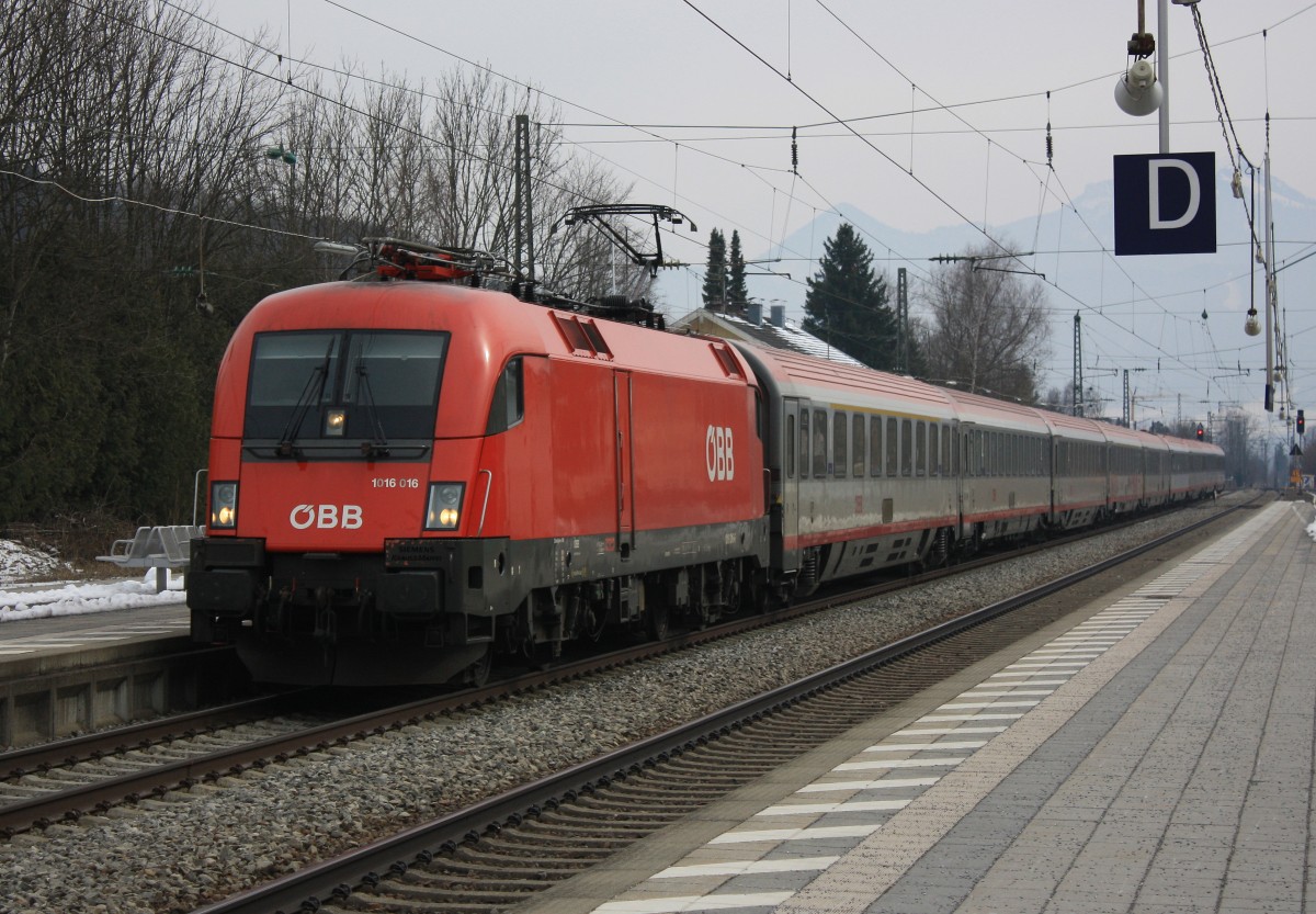 1016 016 f�hrt am 28. M�rz 2013 aus Salzburg kommend in den Bahnhof von Prien am Chiemsee ein.