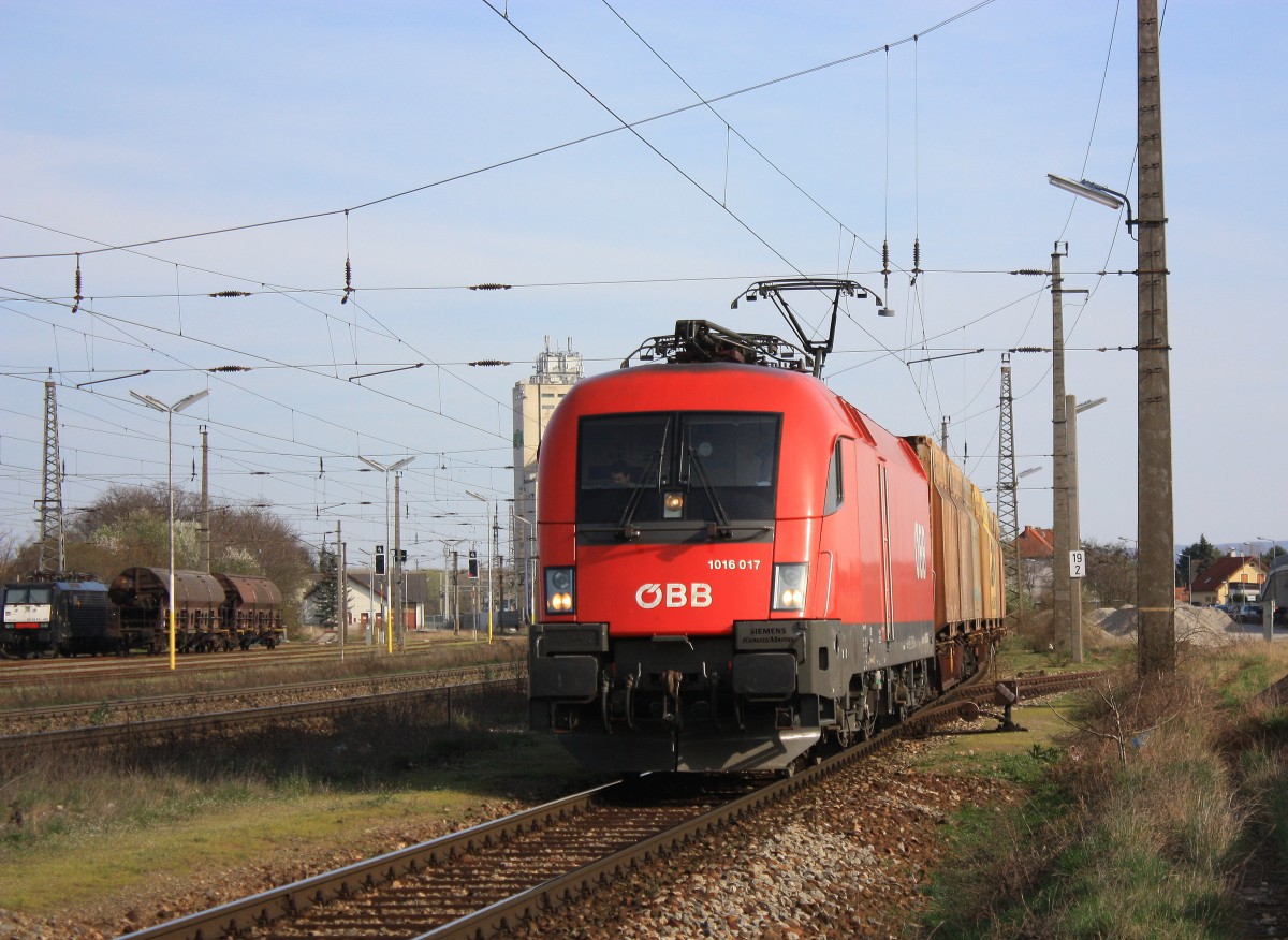 1016 017-4 verl��t am 21. M�rz 2014 den Bahnhof von Grammatneusiedl.