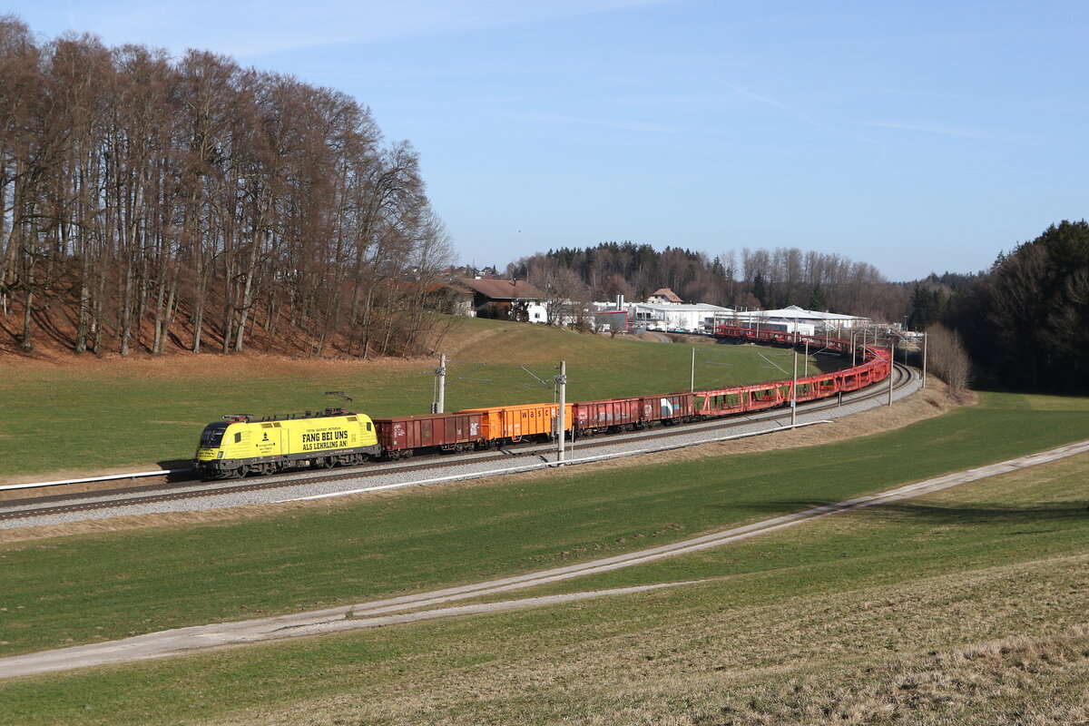 1016 020  Profis am Werk  mit einem gemischten G�terzug aus Salzburg kommend am 5. Februar 2024 bei Axdorf im Chiemgau.