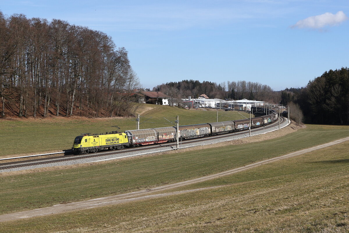 1016 020  Profis am Werk  mit  H-Wagen  aus Salzburg kommend am 24. Februar 2025 bei Axdorf im Chiemgau.