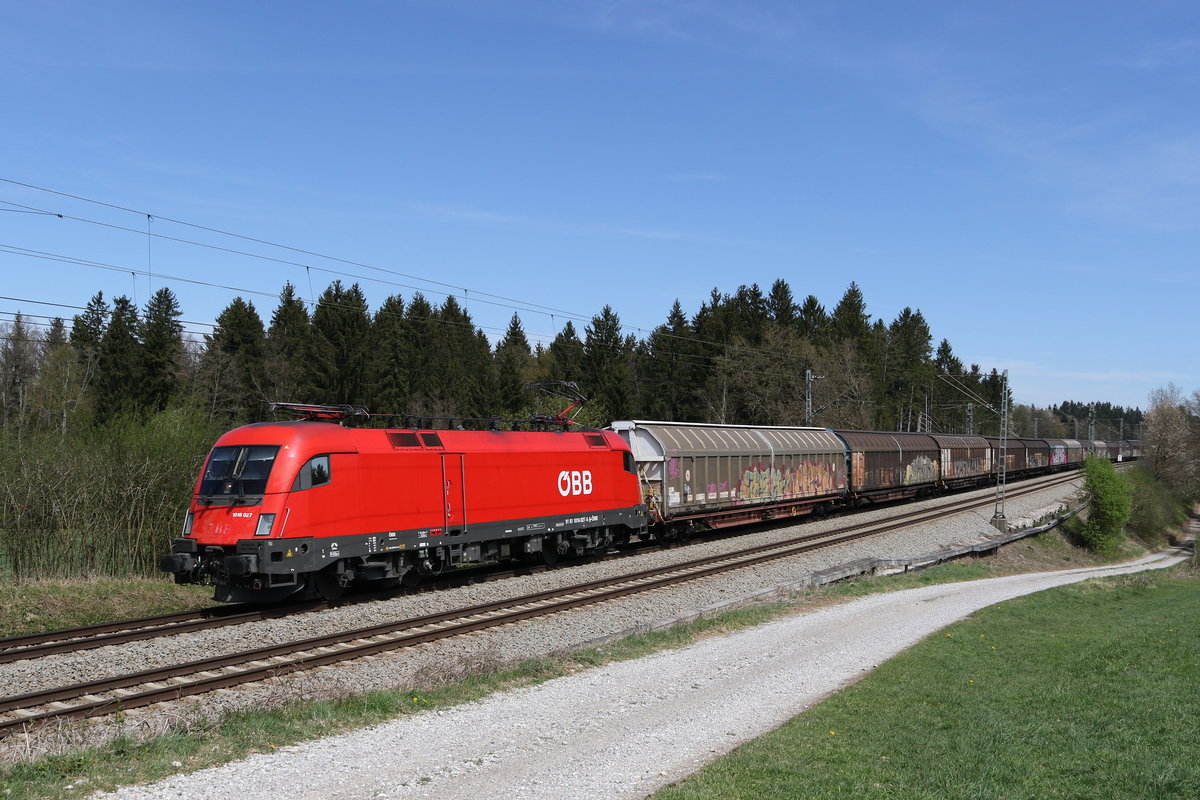 1016 027 war am 15. April 2020 mit einem Schiebewandzug in Richtung Mnchen unterwegs. Aufgenommen bei Grabensttt im Chiemgau.