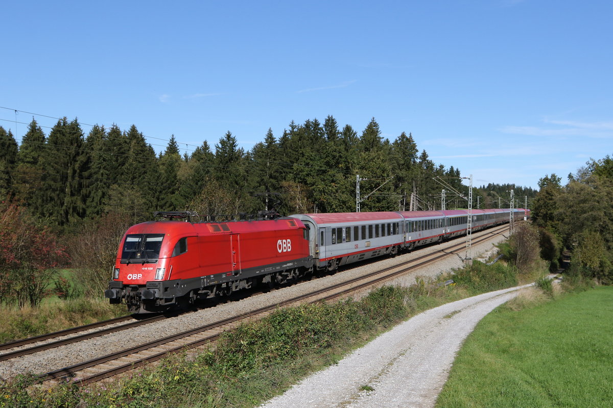 1016 028 mit einem  EC  aus Salzburg kommend am 9. Oktober 2020 bei Grabensttt im Chiemgau.