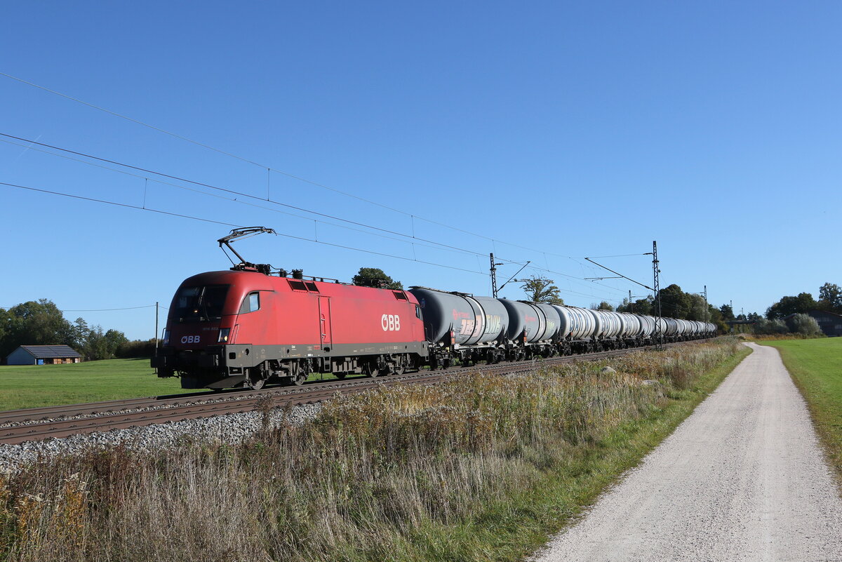 1016 033 mit einem Kesselwagenzug aus Salzburg kommend am 20. Oktober 2021 bei berssee.