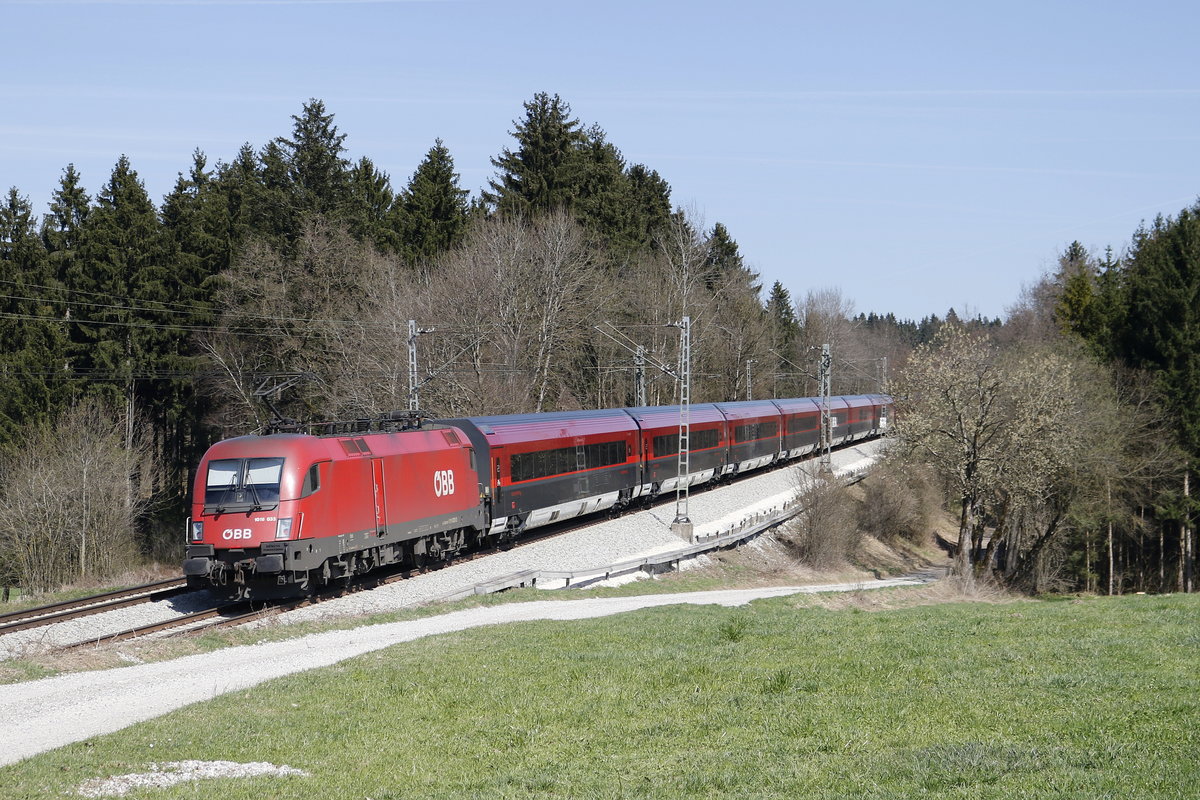 1016 033 schiebt am 26. M�rz 2017 bei Grabenst�tt einen  Railjet  in Richtung Salzburg.
