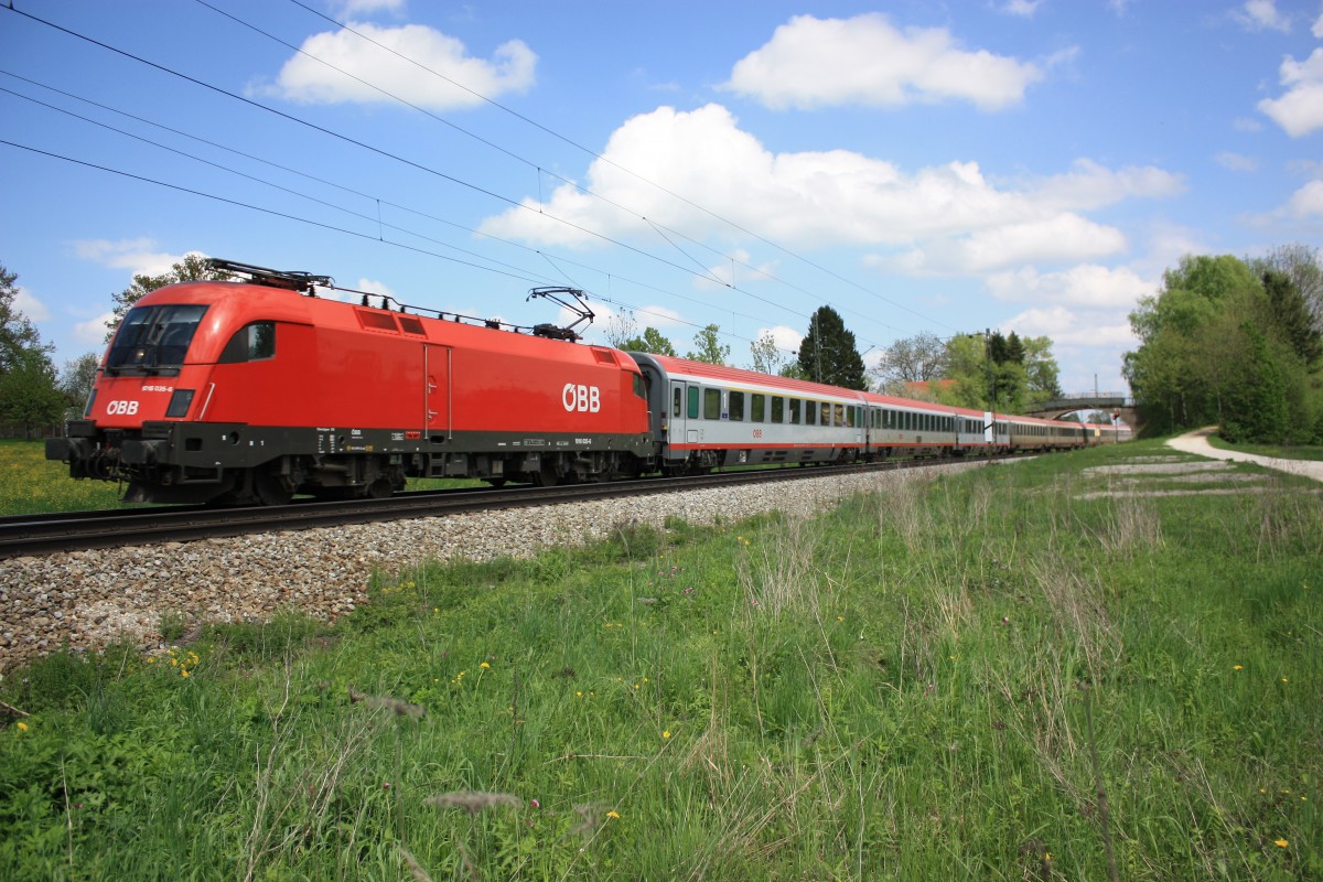 1016 035-6 ist am 5. Mai 2013 bei �bersee in Richtung M�nchen unterwegs.
