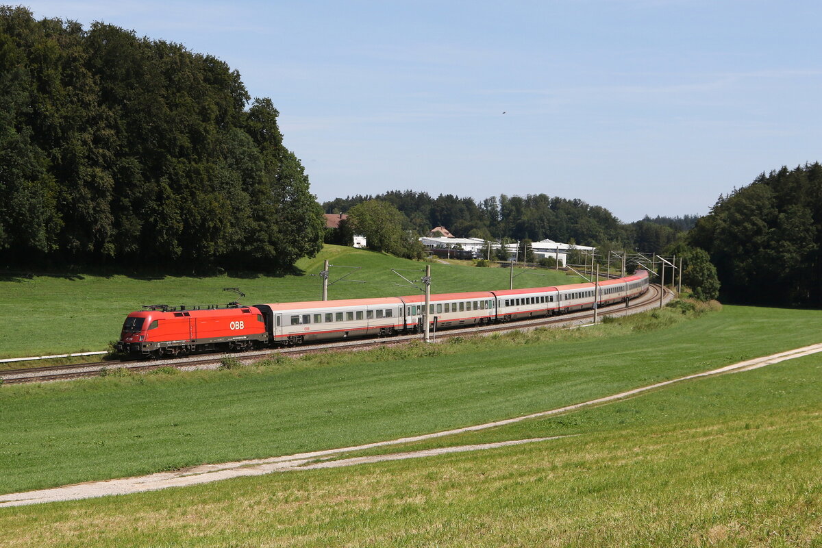 1016 035 mit einem  EC  auf dem Weg nach Mnchen. Aufgenommen am 15. August 2024 bei Axdorf.