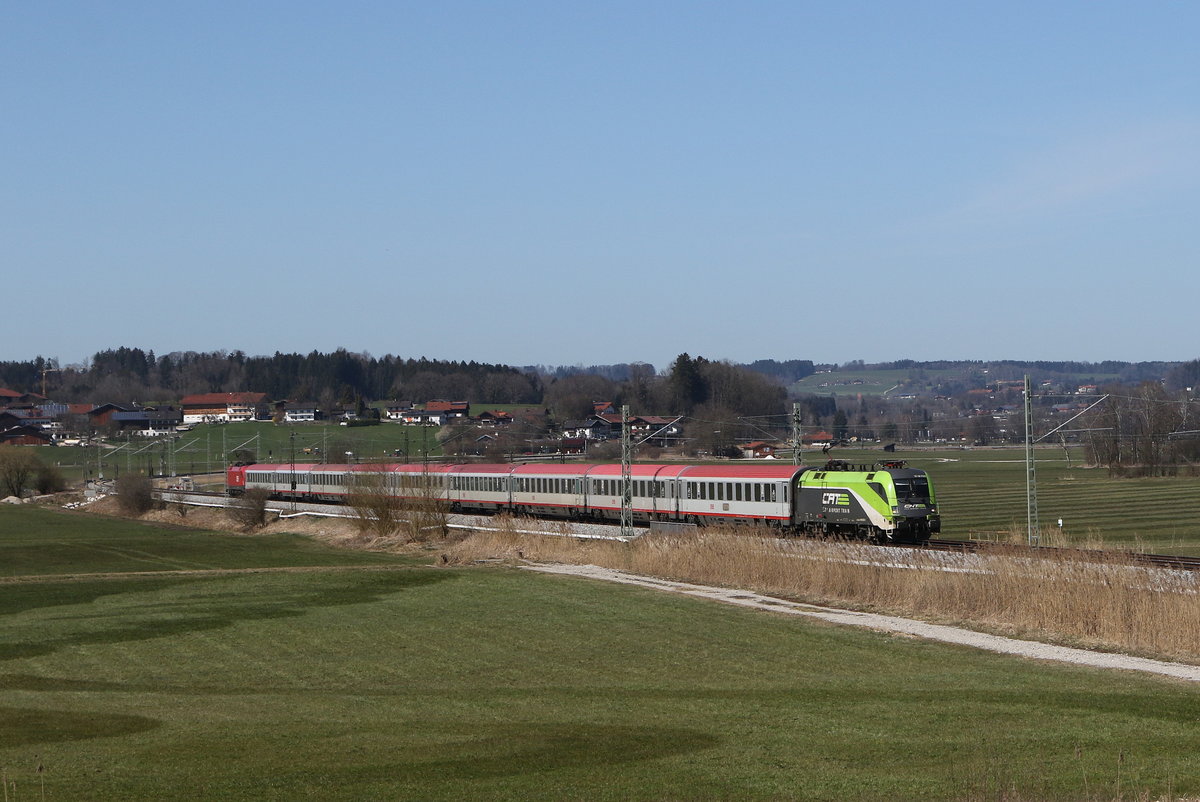 1016 036  CAT  war am 31. März 2021 mit dem EC 113 bei Bernau am Chiemsee in Richtung Klagenfurt unterwegs.