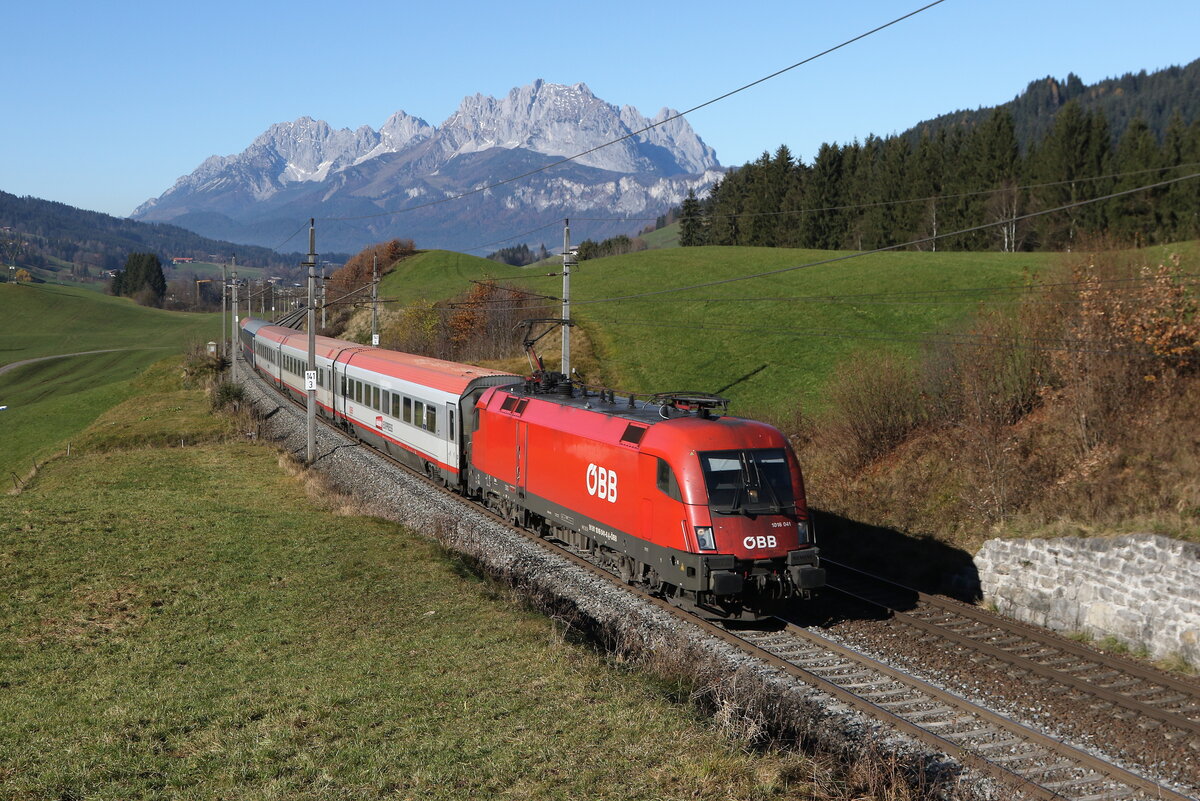 1016 041 war am 8. November 2025 bei Fieberbrunn auf dem Weg nach Schwarzach/St. Veit.