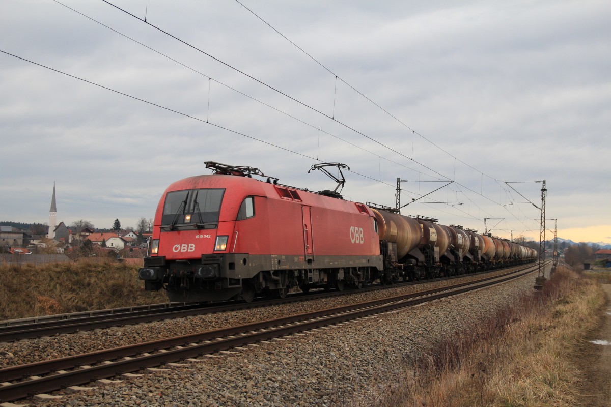 1016 042-2 f�hrt mit einem Kesselzug am 4. Januar 2014 bei Osterm�nchen in Richtung M�nchen.