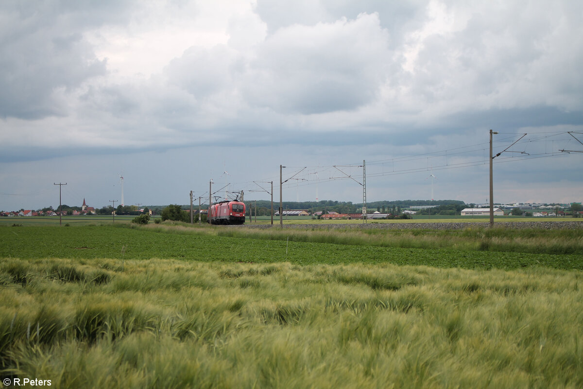 1016 044-0 + 1116 180-1 fahren als Lokzug bei Uffenheim in Richtung Süden. 27.05.24