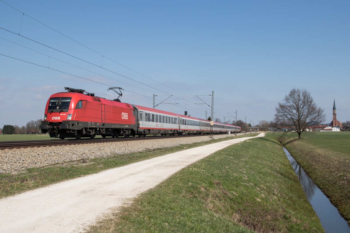 1016 046-5 von Salzburg kommend am 8. April 2015 kurz nach �bersee am Chiemsee.