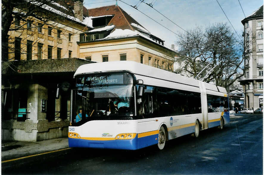 (102'201) - TC La Chaux-de-Fonds - Nr. 143 - Solaris Gelenktrolleybus am 22. Dezember 2007 beim Bahnhof La Chaux-de-Fonds