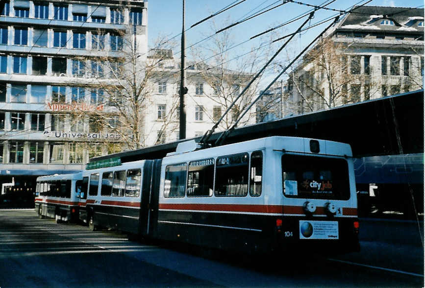 (102'520) - VBSG St. Gallen - Nr. 104 - Saurer/Hess Gelenktrolleybus am 29. Dezember 2007 beim Bahnhof St. Gallen