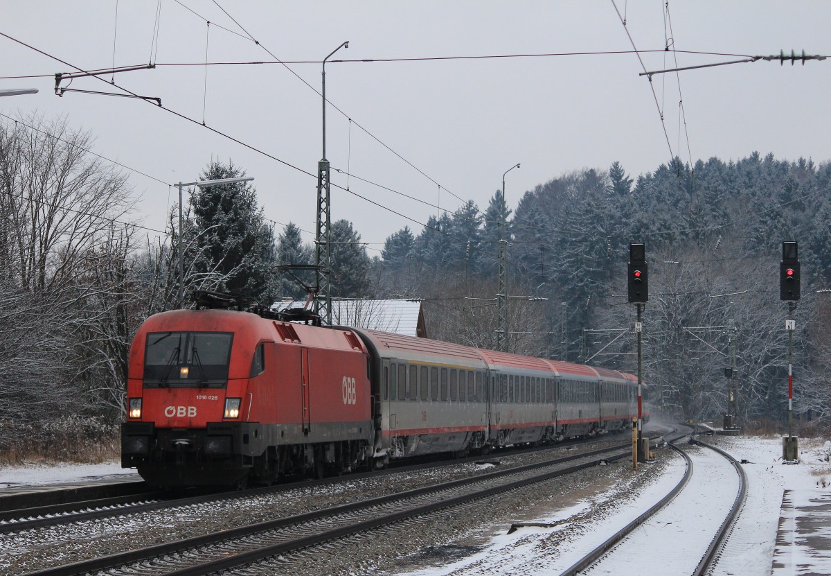 1026 026-5 durchf�hrt am 21. Januar 2013 den Bahnhof von Assling.