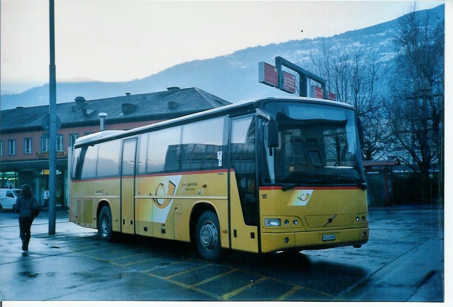 (103'526) - PostAuto Wallis - Nr. 16/VS 243'993 - Volvo (ex P 25'624) - am 19. Januar 2008 beim Bahnhof Sion