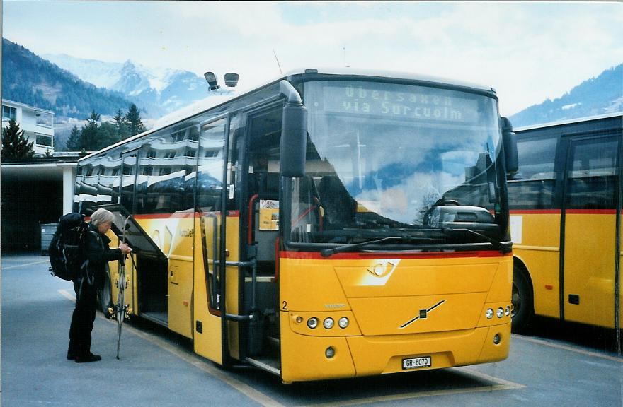 (105'006) - Fontana, Ilanz - Nr. 2/GR 8070 - Volvo am 9. Mrz 2008 beim Bahnhof Ilanz