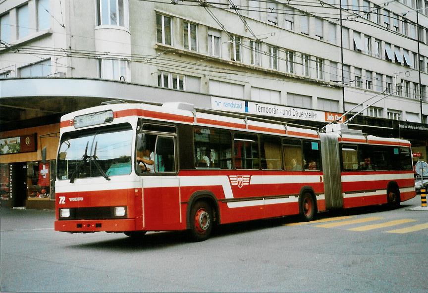 (107'615) - VB Biel - Nr. 72 - Volvo/R&J Gelenktrolleybus am 1. Juni 2008 beim Bahnhof Biel