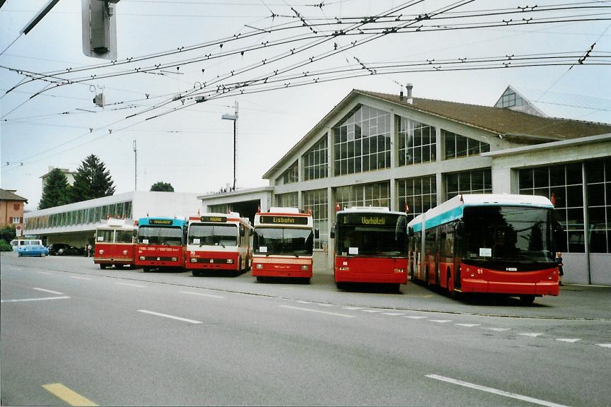 (107'617) - VB Biel - Nr. 21 - Berna/Hess Trolleybus + Nr. 63 + Nr. 70 - Volvo/R&J Gelenktrolleybusse + Nr. 80 + Nr. 88 - NAW/Hess Gelenktrolleybusse + Nr. 51 - Hess/Hess Gelenktrolleybus am 1. Juni 2008 in Biel, Depot