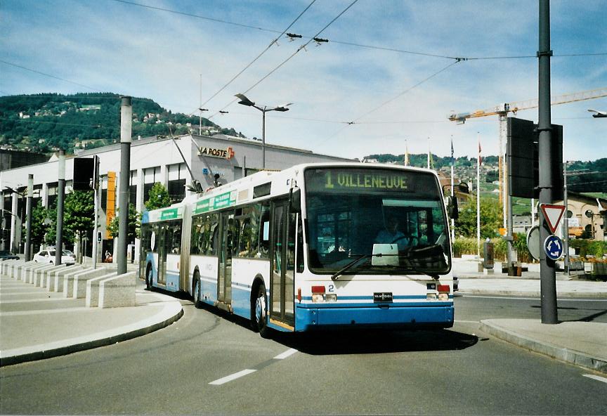 (110'121) - VMCV Clarens - Nr. 2 - Van Hool Gelenktrolleybus am 10. August 2008 beim Bahnhof Vevey
