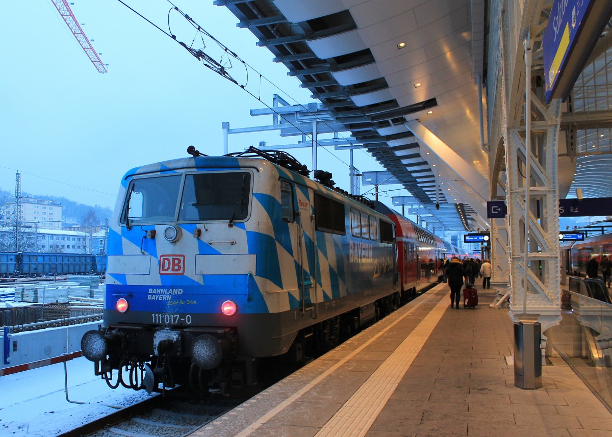 111 017-0 kurz nach dem eintreffen im Salzburger Hauptbahnhof am 8. Dezember 2012.