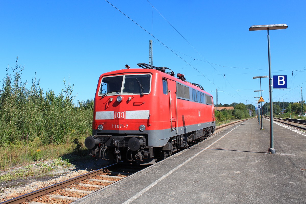 111 071-7 stand mit einem Schaden am 9. September 2012 im Bahnhof von �bersee.