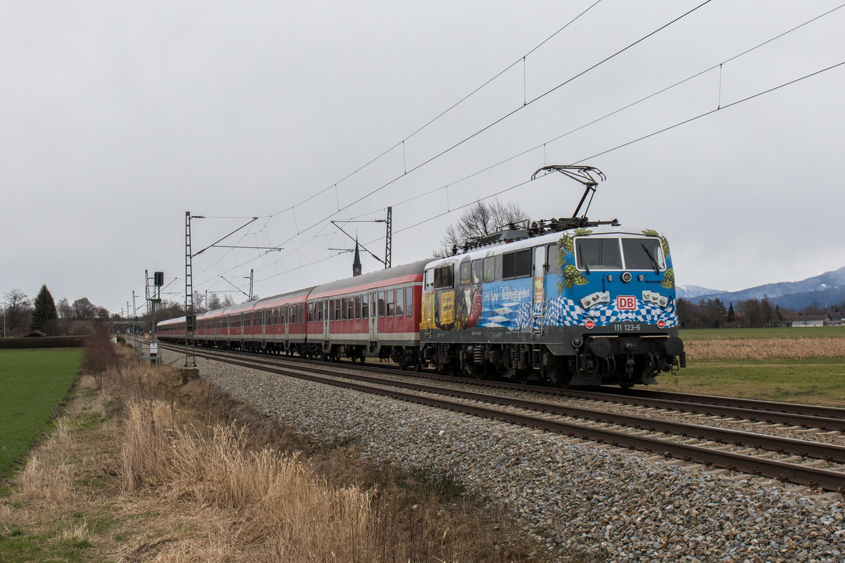 111 123-6 war am 20. Februar 2016 schieben an einem  Fl�chtlingszug  in Richtung Freilassing unterwegs. Aufgenommen bei �bersee am Chiemsee.