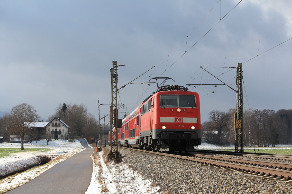 111 171-5 ist am 3. Februar 2013 bei �bersee auf dem Weg nach Salzburg.