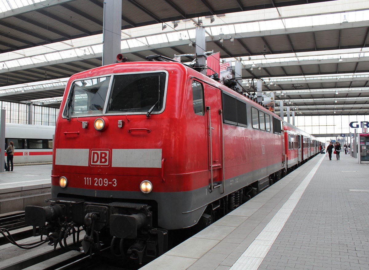 111 209-3 am 9. April 2012 im Münchner Hauptbahnhof.
