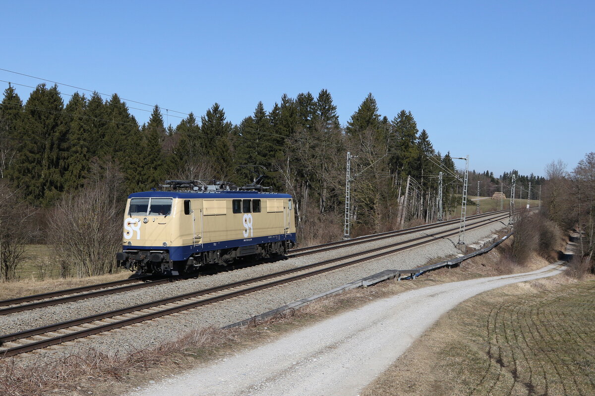 111 223 von  SMARTRAIL  aus Freilassing kommend am 10. M�rz 2022 bei Grabenst�tt im Chiemgau.