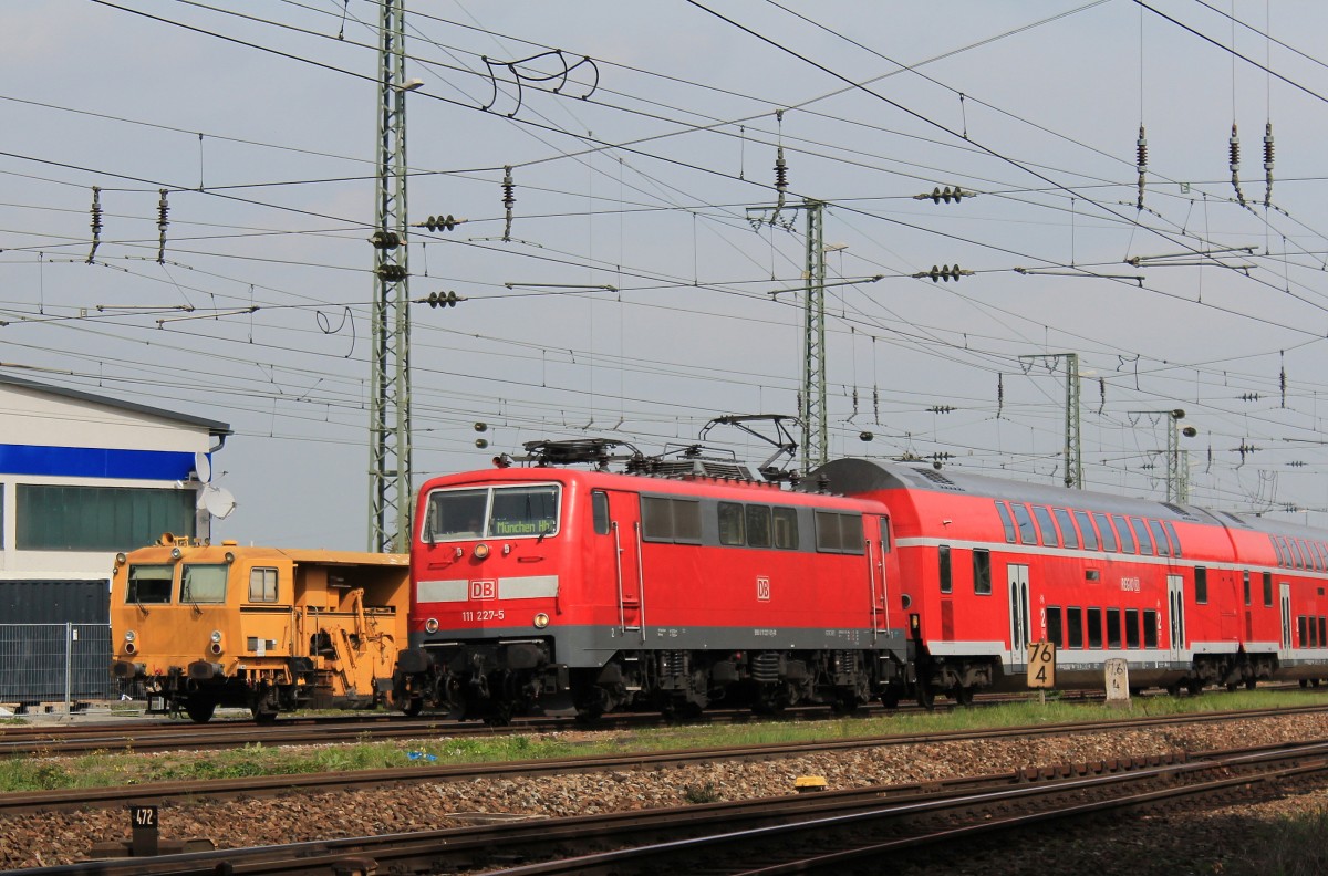 111 227-5 am 17. September 2012 bei der Einfahrt in den Bahnhof von Landshut.