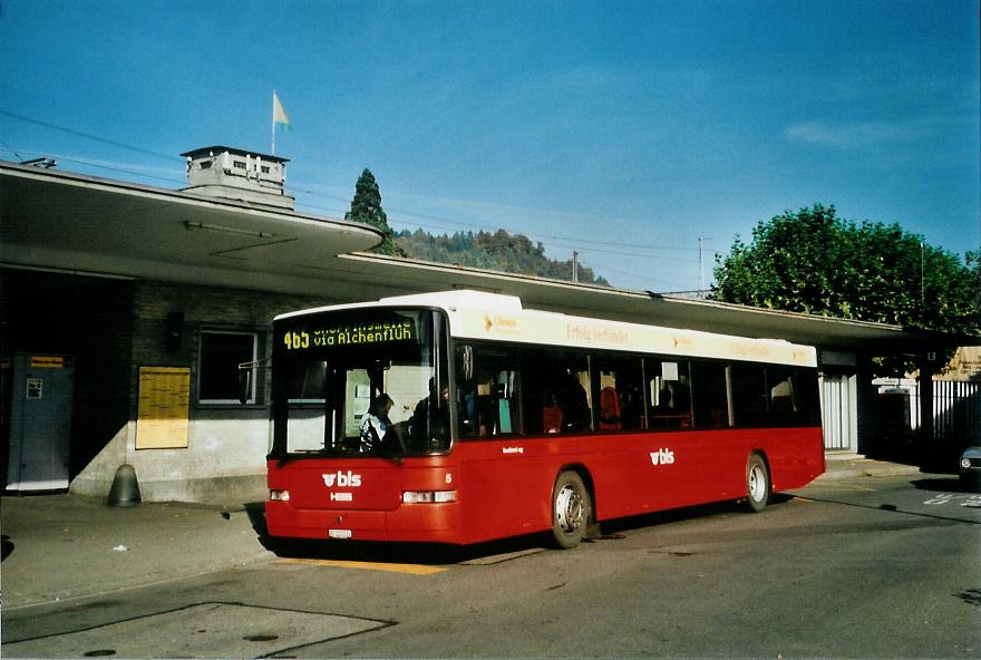 (111'420) - Busland, Burgdorf - Nr. 25/BE 122'014 - Volvo/Hess (ex AAGK Koppigen Nr. 5) am 11. Oktober 2008 beim Bahnhof Burgdorf