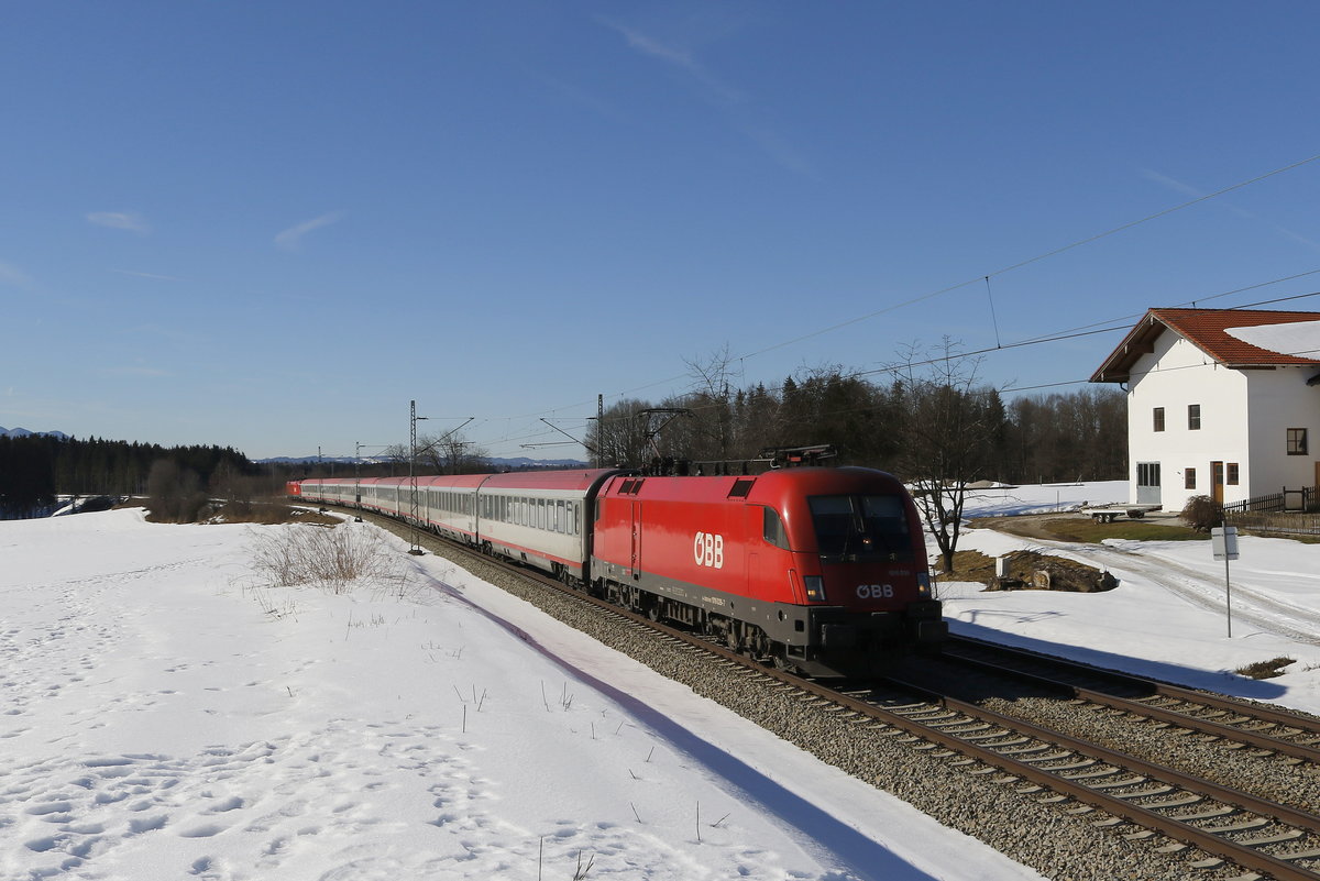 1116 026 und 1116 186 mit einem EC auf dem Weg nach Salzburg. Aufgenommen am 17. Februar 2019 bei H�tt/Grabenst�tt.