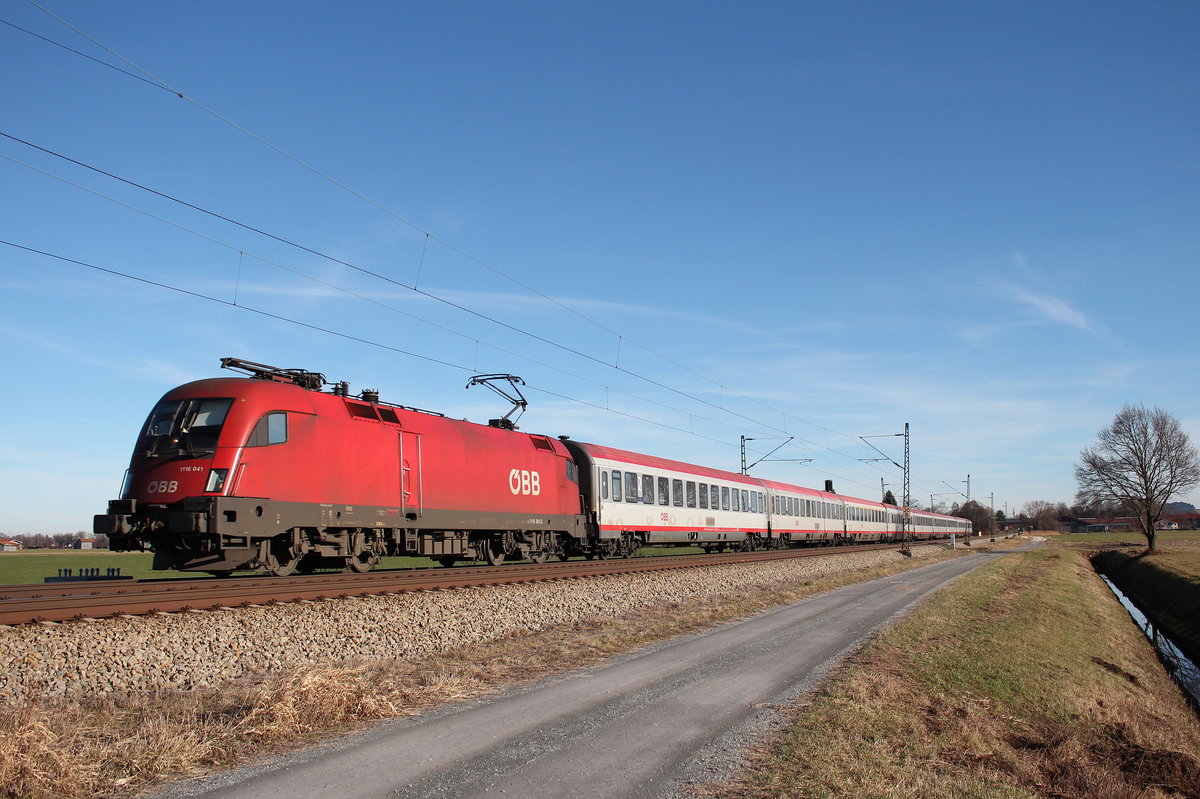 1116 041-5 mit einem Korridorzug am 10. Dezember 2016 bei bersee.