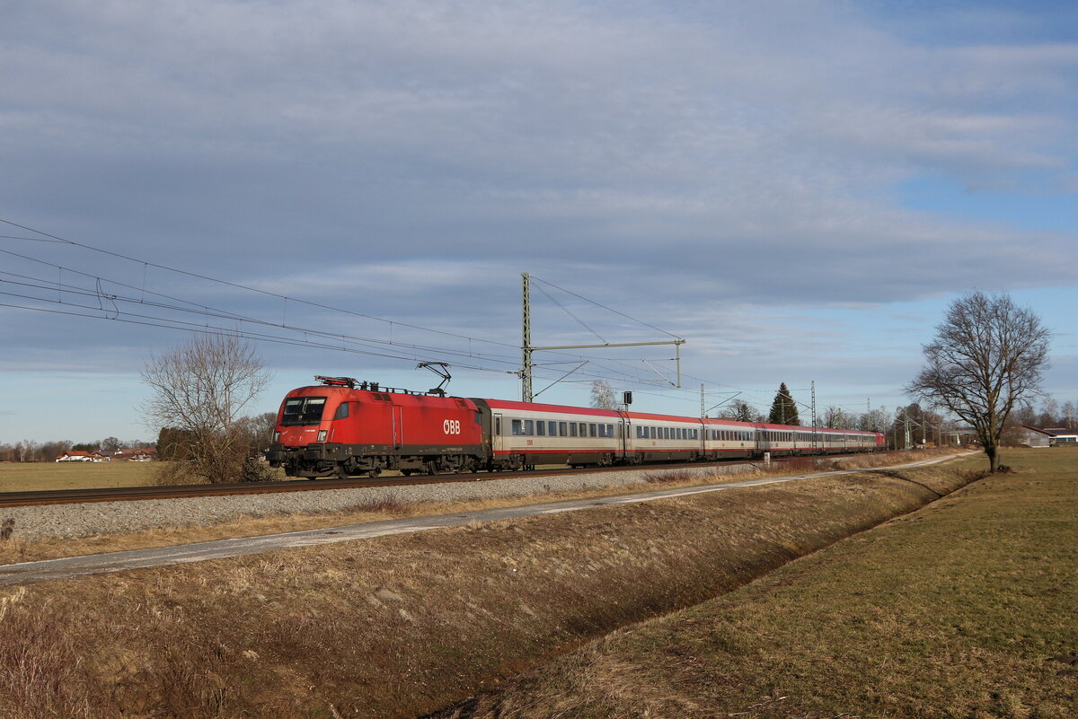 1116 050 war am 24. Januar 2025 mit einem  EC  bei �bersee am Chiemsee auf dem Weg nach M�nchen.