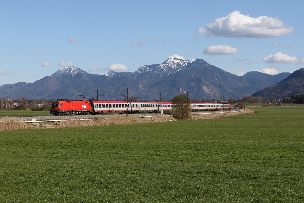 1116 050 war mit einem  EC  bei Bernau am Chiemsee auf dem Weg nach M�nchen.