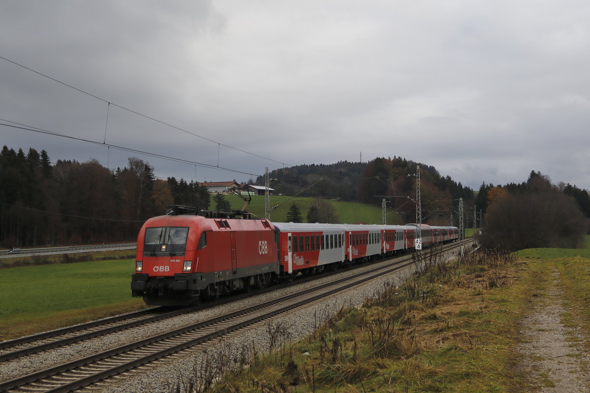 1116 051 mit  City Shuttle -Wagen am 1. Dezember 2018 aus Salzburg kommend, aufgenommen bei Grabenst�tt.