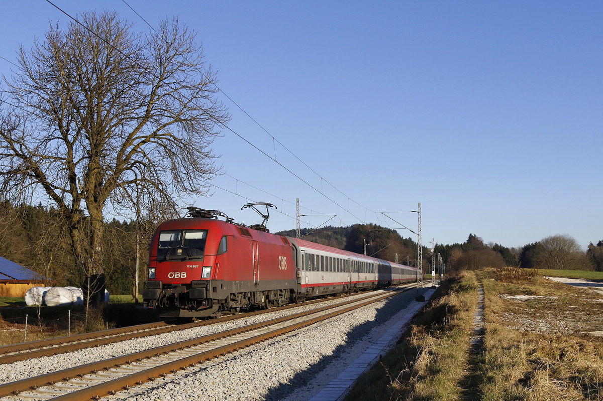 1116 057 am 29. Dezember 2016 mit dem EC 112 aus Salzburg kommend bei Grabensttt.