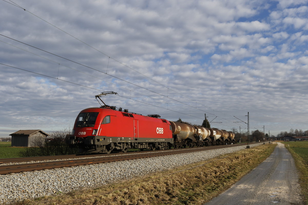 1116 063 mit einem kurzen Kesselwagenzug am 28. Dezember 2018 bei �bersee am Chiemsee.