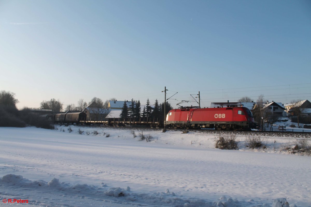 
1116 075-3 zieht bei Edlhausen einen gemischten Güterzug in Richtung Edlhausen. 21.01.17