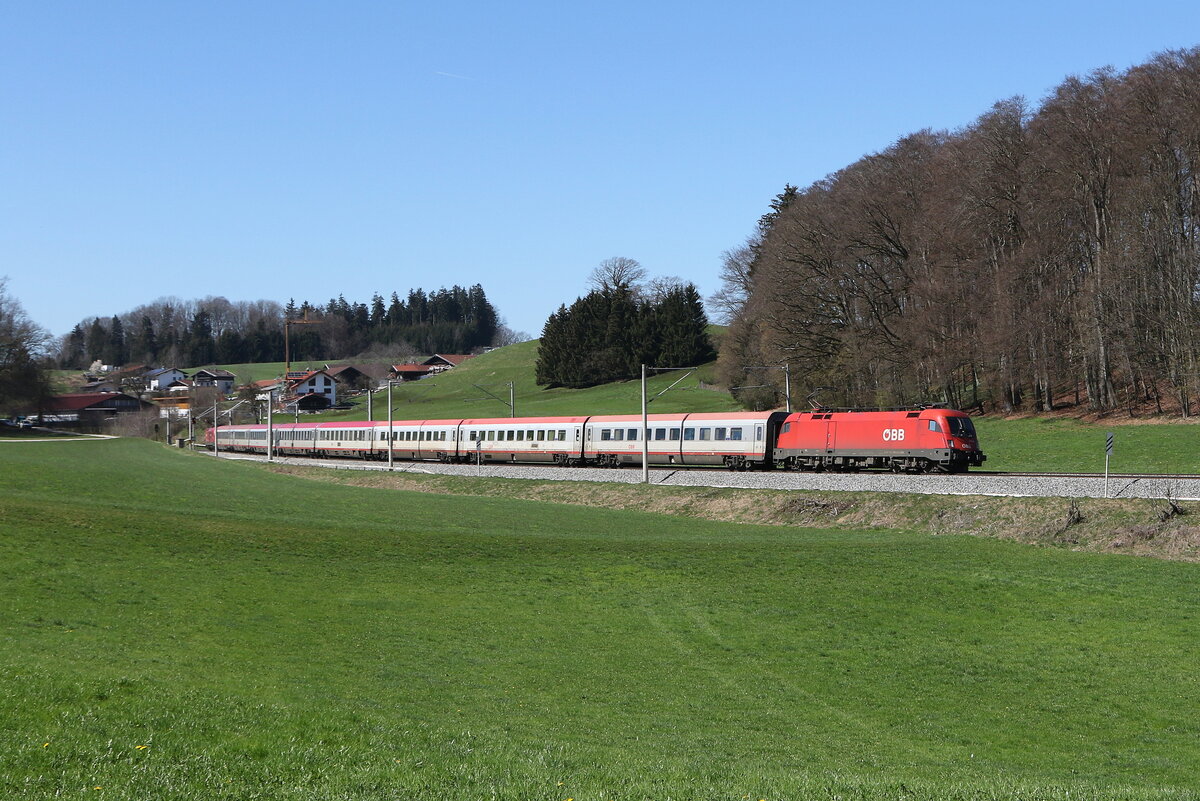 1116 085 mit einem  EC  aus M�nchen kommend am 4. April 2025 bei Axdorf im Chiemgau.