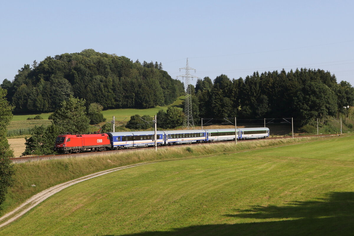 1116 086 mit dem  Polen-Nachtzug  aus Salzburg kommend am 13. August 2025 bei Vachendorf.