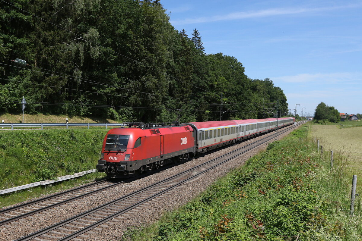 1116 087 war am 18. Juni 2024 mit einem  EC  bei Hufschlag in Richtung Mnchen unterwegs.