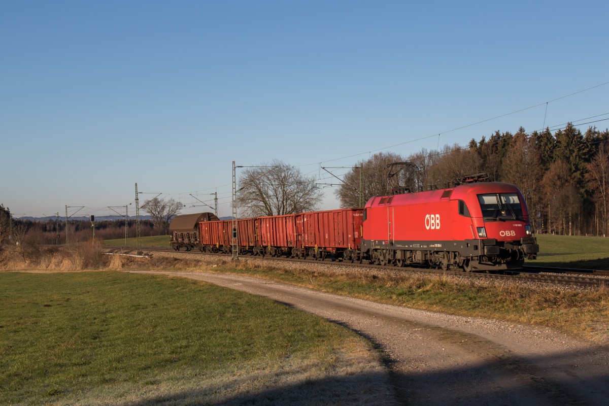 1116 088-6 mit einem kurzen G�terzug auf dem Weg nach Salzburg. Aufgenommen am 24. Dezember 2015 bei Sossau.