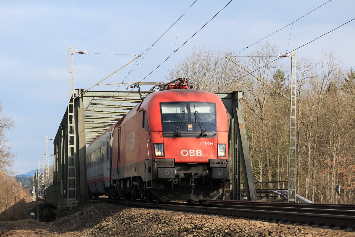 1116 094-4 �berf�hrt am 10. M�rz 2013 die Br�cke der  Tiroler Ache  bei �bersee.
