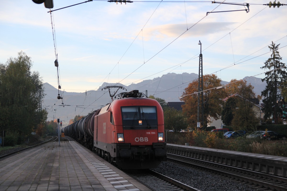 1116 095-1 durchf�hrt am 21. Oktober 2013 den Bahnhof von Prien am Chiemsee.