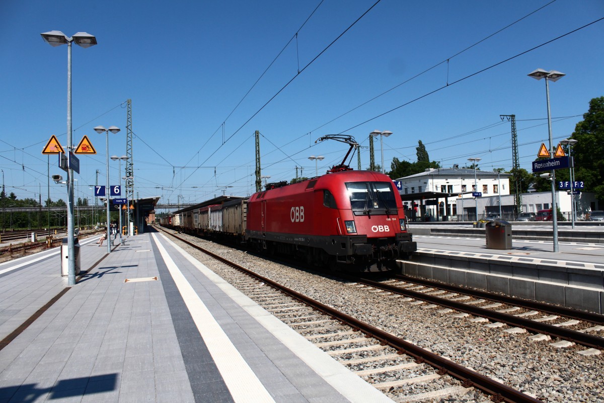 1116 104-1 durchf�hrt mit einem Containerzug am 26. Mai 2012 den Bahnhof von Rosenheim in Richtung Brenner.