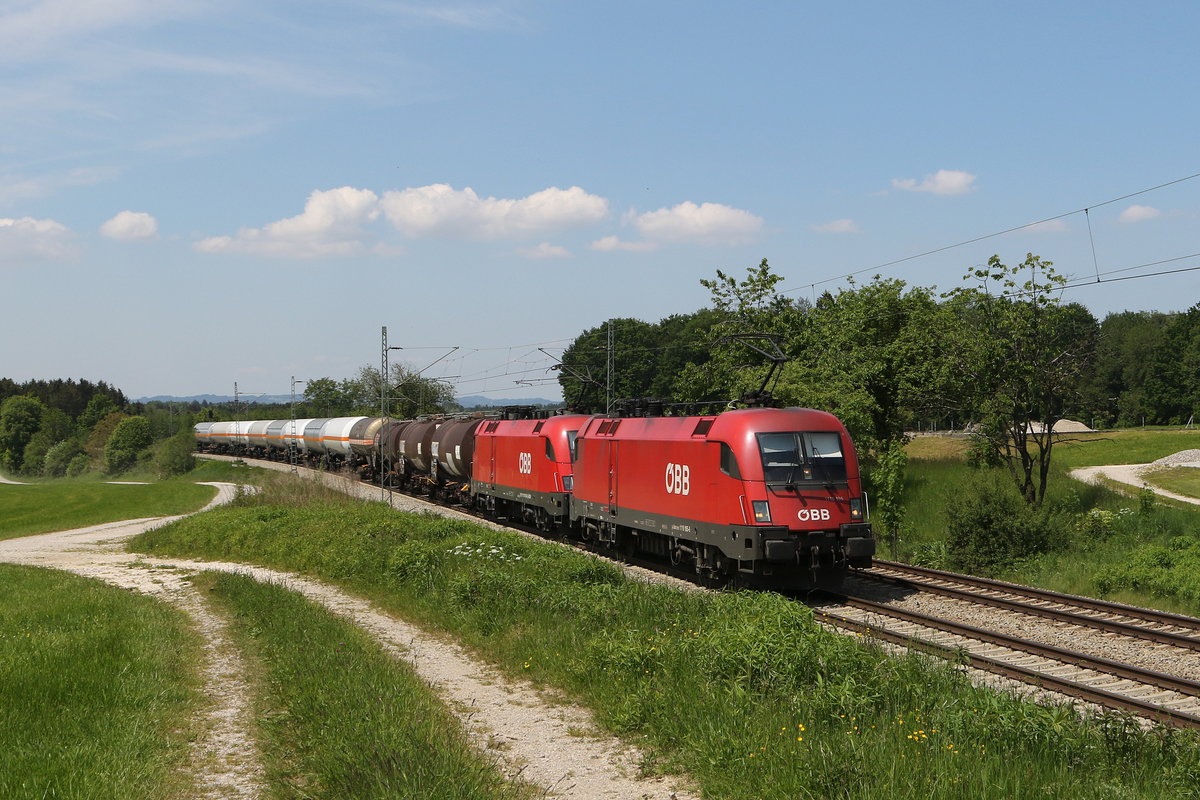 1116 105 & 1116 xxx waren am 19. Mai 2020 mit einem Kesselwagenzug bei Grabenst�tt in Richtung Freilassing unterwegs.
